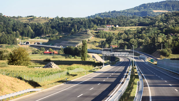 Милош Велики брише црне тачке, асфалт као стакло